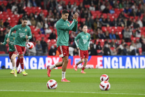 Gumibottal fékezték meg a rasszista magyarországi szurkolókat Londonban