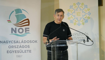 Félórás ünnepi beszédet mond a karácsonyi céges buliján Mészáros Lőrinc 