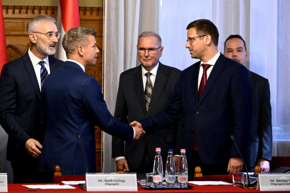 Több alelnöki pozíciója lesz az országgyűlésben az ellenzéknek, mint korábban volt - tisztázta Magyar Péter a parlamentben