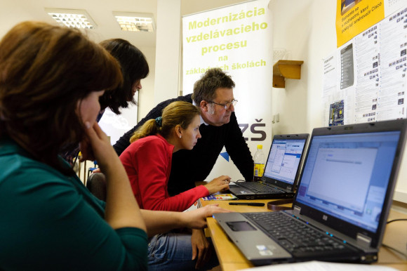 Itt felnőttek is tanulnak? Ébred a kormány