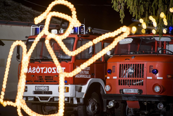Nem tüzet olt, befőttet pakol