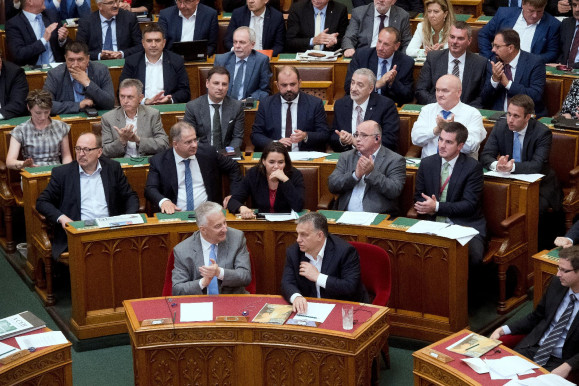 Orbánék még egyet szorítanak a présen