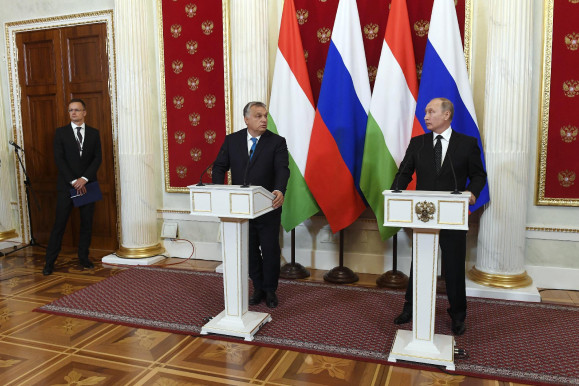 Szijjártó elkíséri Orbánt Moszkvába