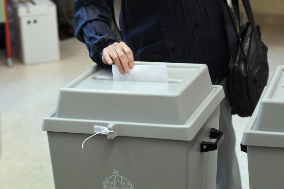 Mekkora ellenzéki előny jelent biztos többséget a parlamentben?