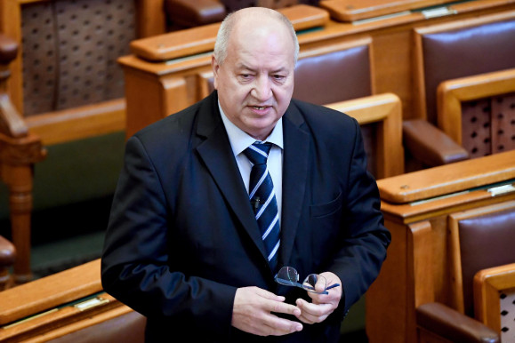 Korózs Lajos: Fejetlenül intézkednek