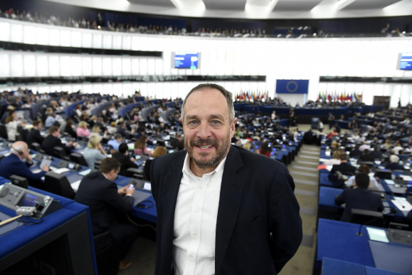 Íme, a legbátrabb fideszes képviselők: elsunnyogták a kazah-szavazást