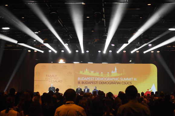 Nők iskolája - Szénási Sándor jegyzete