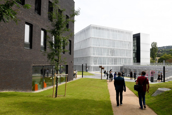 Megzavarták a hallgatók a MOME rektorának beszédét, akit lemondatnának, berekesztették az ülést