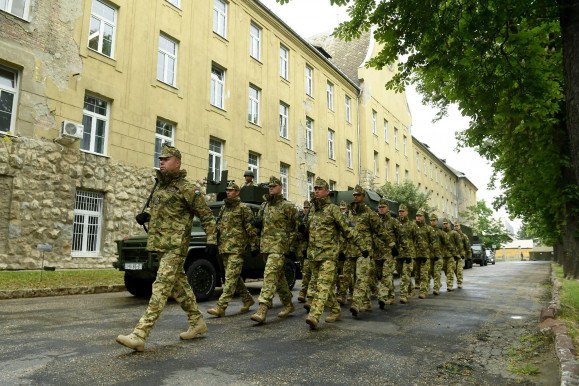 Nincs munkája? Álljon katonának!
