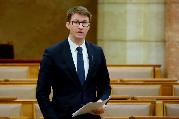 Szinte fillérekért vehetik meg lakásukat Bayerék