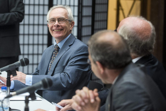 A szuverenitás fikciójához ragaszkodik a kormány