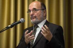 Bojár Gábor: Orbán hatalmi érdekeit szolgálná a Huxit