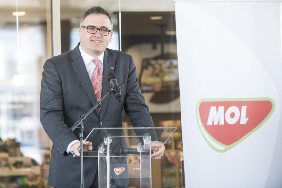 Mol-igazgató: Fokozott terhelést jelent a benzinársapka meghosszabbítása