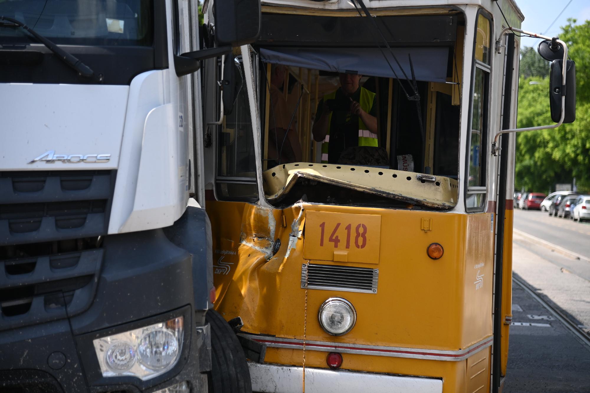 Villamos ütközött szemétszállító járművel a XI. kerüle