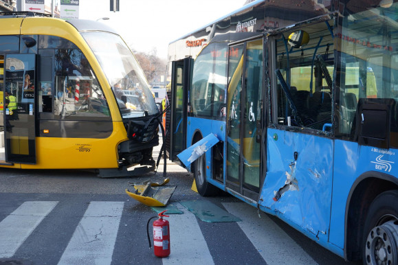 Videón, ahogy busz és villamos ütközött a Kolosy téren