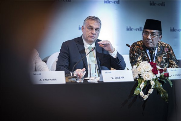 Orbán a Néppárt feje fölött lobbizik