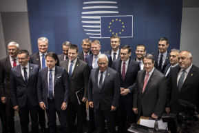 Orbánnak is elege lehet a nyomásból