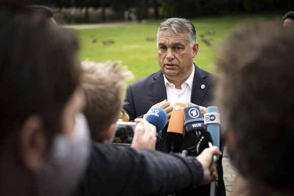 Orbán aláírja, amit elé tesznek Brüsszelben