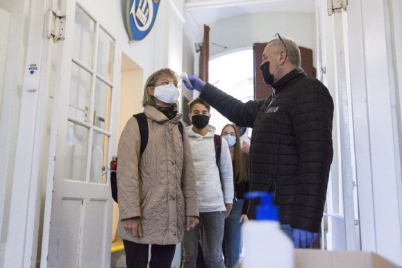 Kezd visszatérni a tantermi maszkviselés az iskolákba