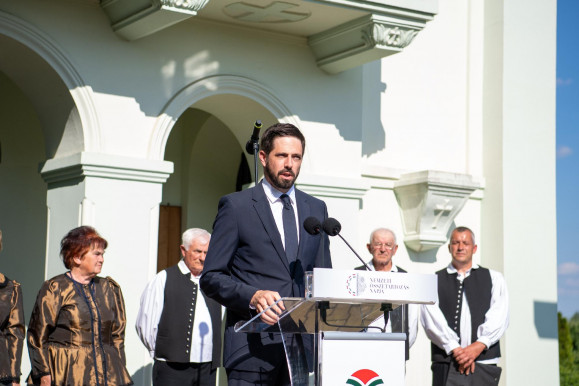 Csak a magyar katonáknak dolgozó afgánok megsegítésén gondolkodik a kormány