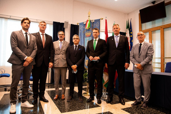 Csiszár Jenőnek a Comói-tó partján bérel luxusvillát a külügy