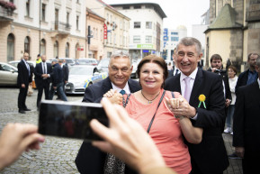 Megszavazták: a politikusok már a családtagjaikon keresztül sem kaphatnak állami támogatást Csehországban