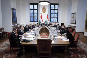 A fél kormánynak távoznia kellene az egyetemi kuratóriumokból