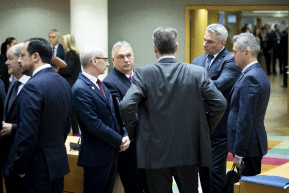 Új szakaszba lépett az EU-bővítés, csak Orbán bohóckodása elterelte erről a figyelmet