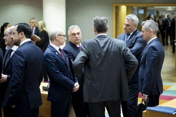 Új szakaszba lépett az EU-bővítés, csak Orbán bohóckodása elterelte erről a figyelmet