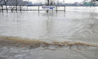 Római part – Hátrább a gáttal!