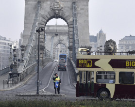 Budapesten akadályozzák az autósok visszaszorítását