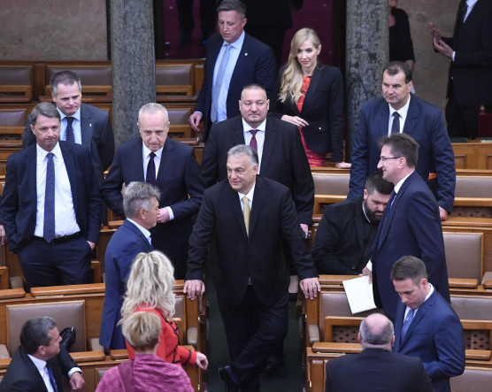 Orbánnak duplájára emelték a fizetését, a Kossuth rádióban nehéz helyzetről beszélt