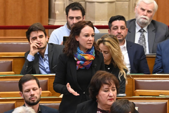 Szabó Tímea: A kormány rálépett a putyini útra