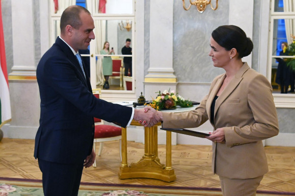 Visszatartja szerződéseit a közpénzből működő Integritás Hatóság