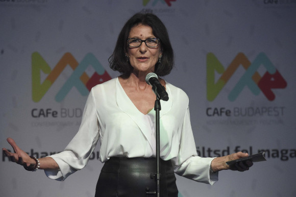 Színházmentésbe fog a főváros