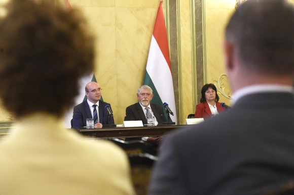 Iskola, de tényleg a határon