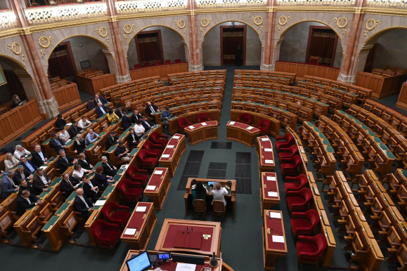 Csak az ellenzéki politikusok vettek részt a parlament péntek esti rendkívüli ülésén