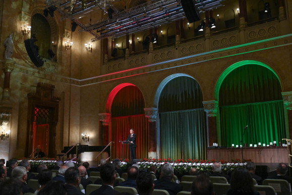 Visszavonták az egyik költő állami kitüntetését