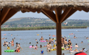 Luxus Gárdonyban? - Tíz méter magas zuhanyozó