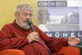 Orbán tanácsadója: Nem politikai alapon támogatják az írókat