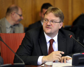 Répássy szerint nem a kormány tehet róla, hogy még mindig Schadl a végrehajtók elnöke