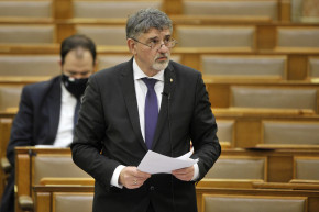 SMS-ben kér elnézést a kormány