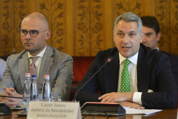 Szigorítana a jogosítvány megszerzésének feltételein Lázár János