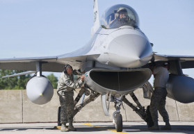 Ukrajna csak a 2024 végén kap holland F-16-osokat