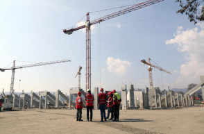 Ömlik a közpénz a haverokhoz