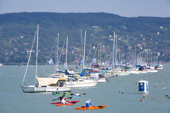 Tengernyi pénzt hoz a Balaton, Fidesz-közelieknek