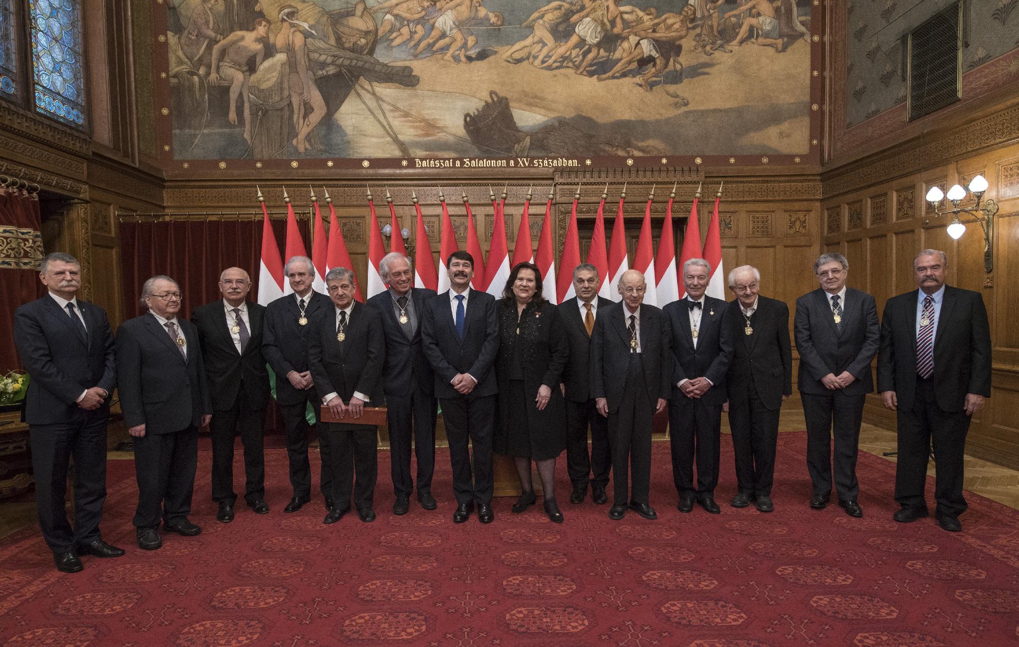 Corvin-lánc kitüntetéseket adott át Áder János a Parlament