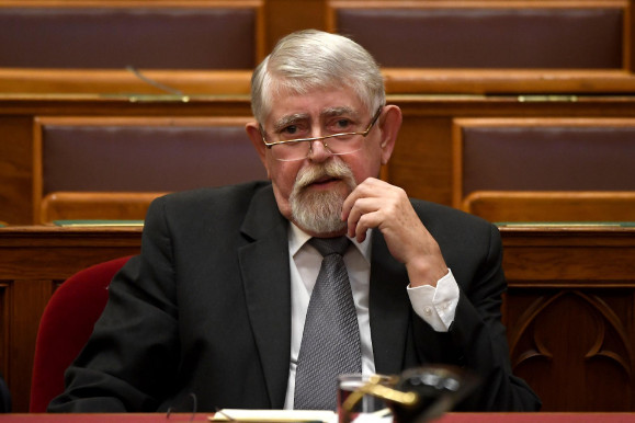 Kásler szerint lesz negyedik oltás, és az ötödik hullám alatt naponta 200-an is meghalhatnak