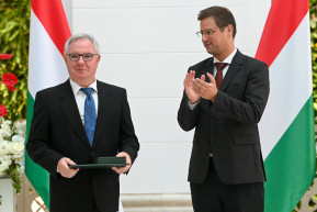 Gulyás Gergely tüntette ki a közmédia nyugdíjba vonuló vezetőjét 