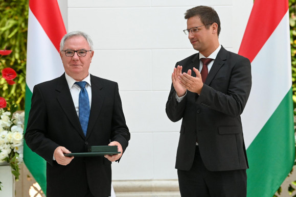 Gulyás Gergely tüntette ki a közmédia nyugdíjba vonuló vezetőjét 